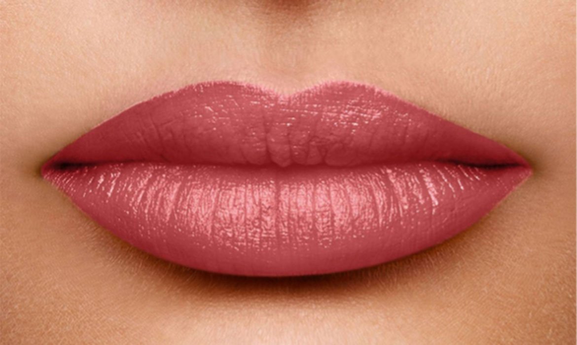 Traslada a tus labios de Navidad una de las tendencias del momento, los labios mordidos, y hazlo de la mano del tono 110 Made in Paris de la gama Color Riche de L’Oréal Paris.